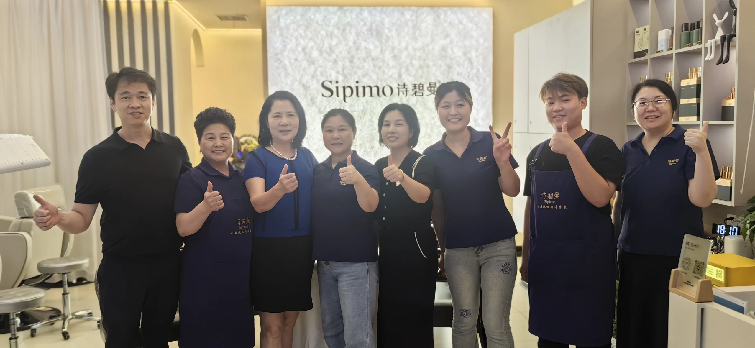 诗碧曼上海旗舰店团队合影留念